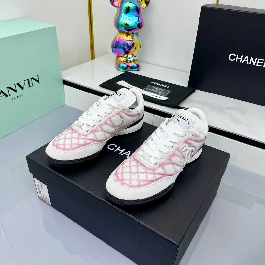 👟👟Ex-factory price 640👟👟 Top version Chanel Chanel - 2025 counter top casual sports shoes This sneaker is a classic design; the upper is electro-embroidered with a variety of techniques; the outsole is fashionable and sporty; it is unusual to incorporate a variety of color matching elements... The diversified mix and match is very beautiful and versatile, and can be used for leisure, fashion, sports and outdoor... ꫛꫀꪝ Go➫ Material: ❶The upper is made of: original cowhide ❷The inner lining is made of: original imported sheepskin ❸The outsole is based on: original TPU combination outsole Full set of boutique packaging for women 35–41 👉